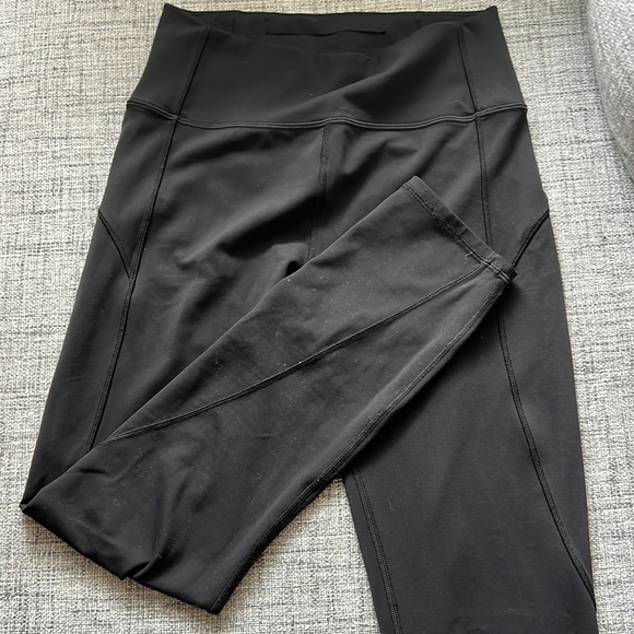 LIKE NEW Lululemon Black Cropper Leggings Size 6 - Picture 1 of 3